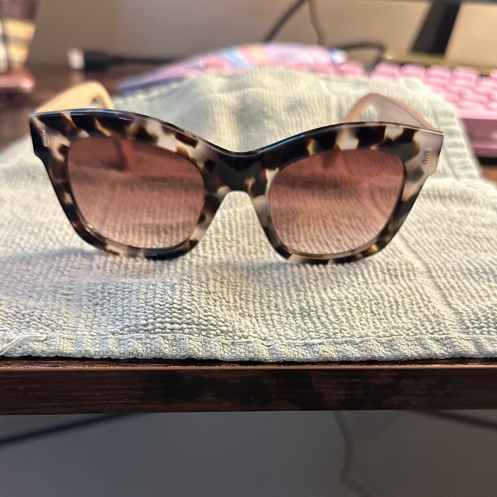Fendi Tortoiseshell Cat-Eye Sunglasses with Brown Gradient Lenses